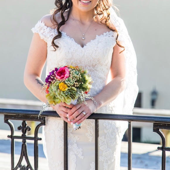 Wedding dress - Picture 1 of 5